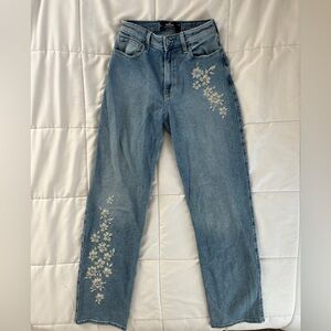 Hollister: Ultra High-Rise Dad Jean